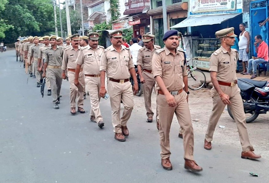 gondapolice's tweet photo. #SPGonda @IPS_SantoshM के निर्देशन में सर्किल सदर क्षेत्राधिकारी व सर्किल सदर के समस्त थानो द्वारा अपने-अपने थाना क्षेत्र अंतर्गत बाजार/मिश्रित आबादी वाले क्षेत्रों आदि जगहों में पैदल गस्त ��र, आम जनमानस को दिलाया गया सुरक्षा का भरोसा-

#footpetroling https://t.co/hTN6QNonlf