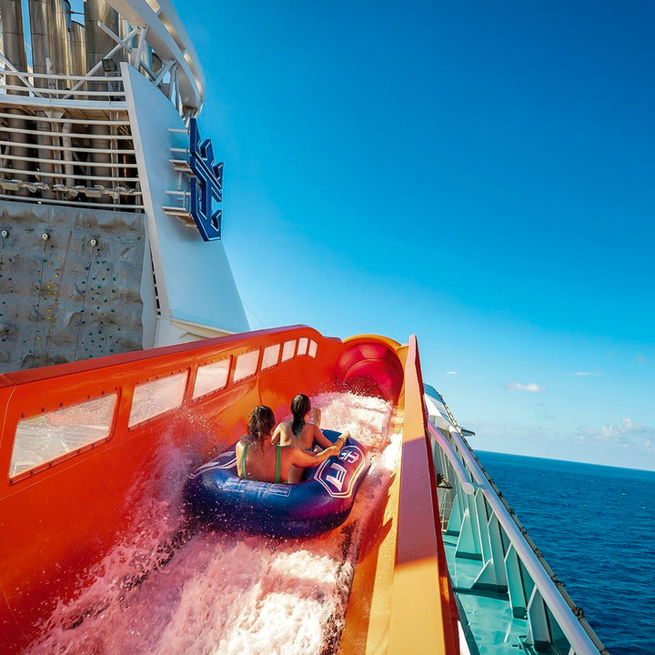 CrucerosPlus's tweet photo. ¿Te imaginas lo divertido que sería estar en este tobogán?  🙌 

Vuelve a disfrutar como niño con #royalcaribbean 🛳️ 

#cruceroplus #vacaciones #familytrip https://t.co/WDPvYCeHGe