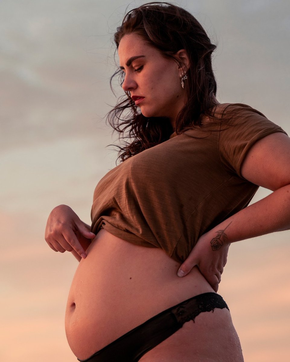 Ik was door de insta crop aan het twijfelen of ik deze wel of niet op mijn feed moest zetten.. Ik doe het lekker toch, want deze prachtige mommy to be wil ik namelijk wel graag delen. Dit was zo'n waanzin leuke shoot ook weer! Maar eerlijk is eerlijk, ik vind eigenlijk altijd all