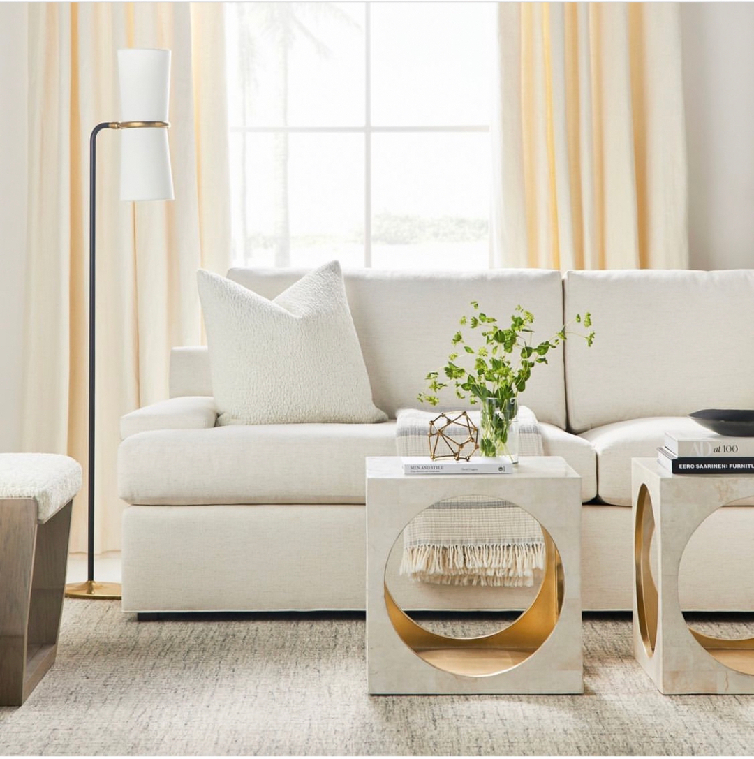 JenniferLynnID's tweet photo. Relax it’s almost the weekend. @vanguard delivers all the comfort you need with 8 way hand tied springs and spring cushion. 🙌🏻

Jennifer Lynn Design has all the details on the American Bungalow collection at our studio. 

#vanguardfurniture #madeinamerica #livingroom #w https://t.co/s7zTJDznLb
