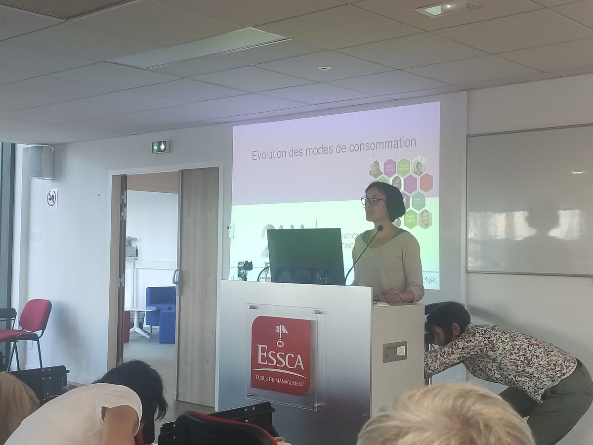 Lancement de la restitution du groupe de travail évolution des modes de #consommation de <a href="/2AM_Bdx/">2AM-Bdx</a> dans les locaux de <a href="/EsscaBordeaux/">ESSCA Campus de Bordeaux</a>
