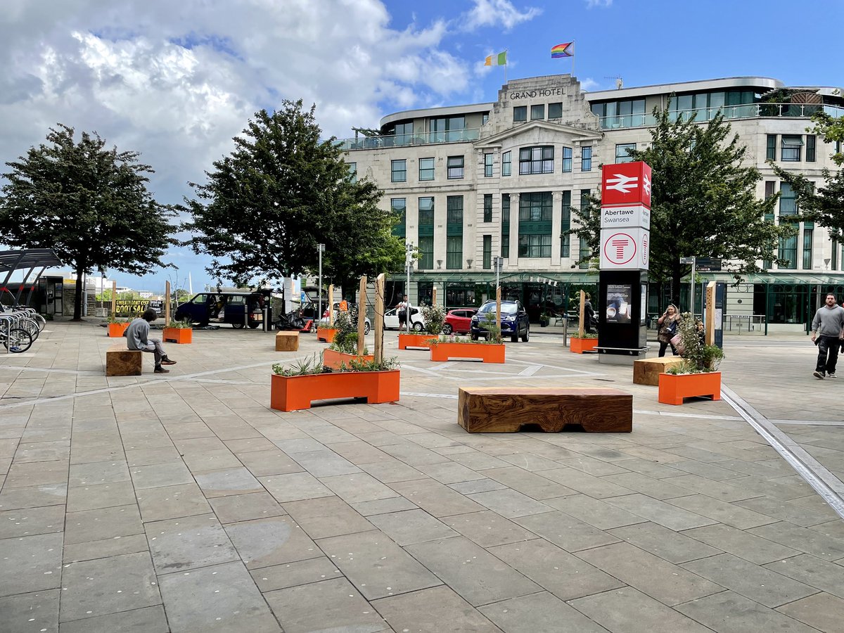 Solidarity with @RMTunion over the strike… Here’s an image of our mobile urban garden scheme at Swansea Train Station #ToryRailStrikes #ToryCostOfLivingCrisis #Swansea #SolidarityRMT 🏴󠁧󠁢󠁷󠁬󠁳󠁿