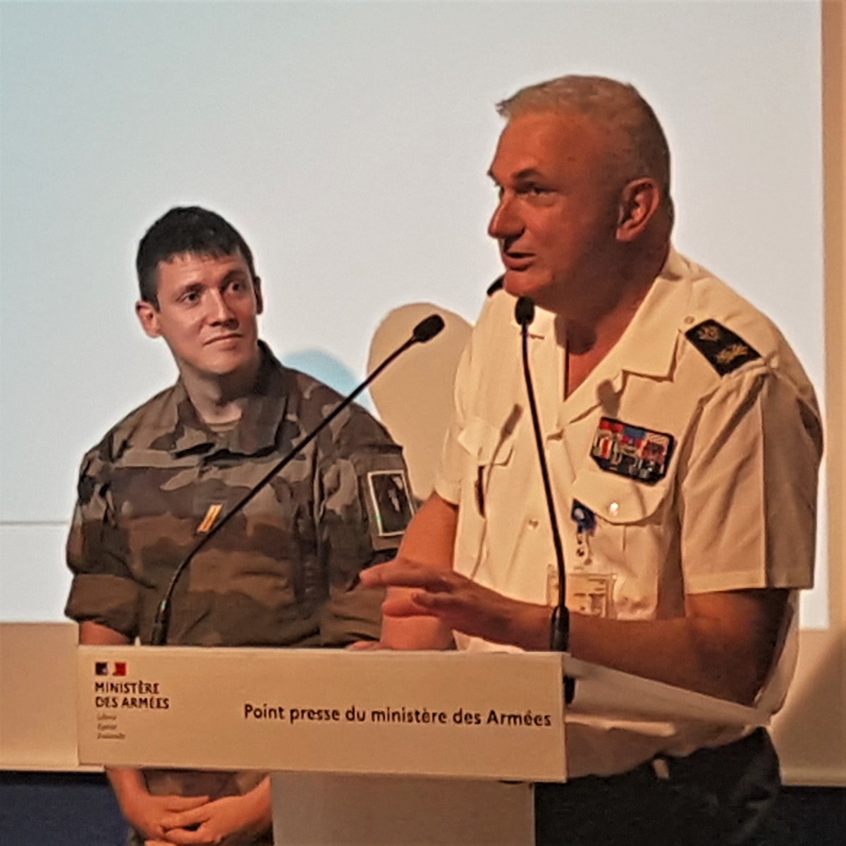 #PointPresse l Intervention du MCSCN Lanteri sur le thème : prise en charge du #blessé du lieu de la blessure à la prise en charge en HIA.
L'occasion d'entendre le témoignage du Sgt Benjamin blessé de guerre de l'@armeedeterre, pris en charge par le #SSA en Afghanistan.