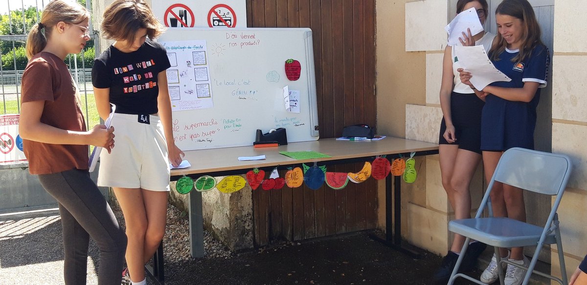 CBoildieu's tweet photo. Les 5ème  de @BedelCollege 
exposent leur travail sur les repas citoyens aux ce2 de Scorbé Clairvaux :circuit court, bio🍰, étiquette, cuisine du monde...et course d'orientation sur le site du haut Clairvaux. Déplacement à 🚴‍♀️🚴‍♂️ @acpoitiers @brousse_claire https://t.co/4bMujuaHhb