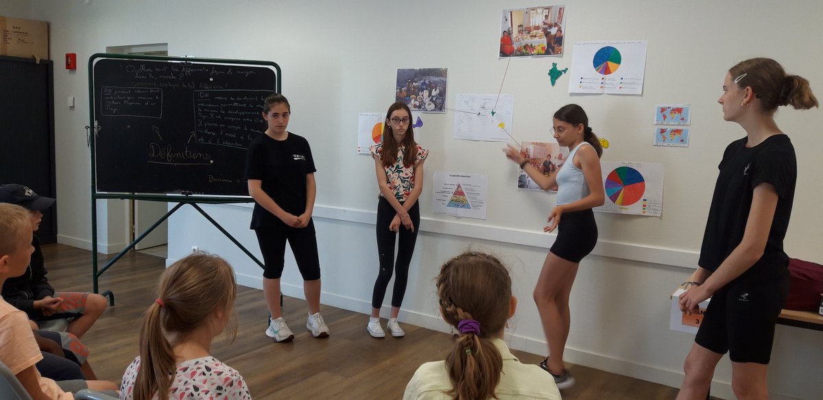 CBoildieu's tweet photo. Les 5ème  de @BedelCollege 
exposent leur travail sur les repas citoyens aux ce2 de Scorbé Clairvaux :circuit court, bio🍰, étiquette, cuisine du monde...et course d'orientation sur le site du haut Clairvaux. Déplacement à 🚴‍♀️🚴‍♂️ @acpoitiers @brousse_claire https://t.co/4bMujuaHhb