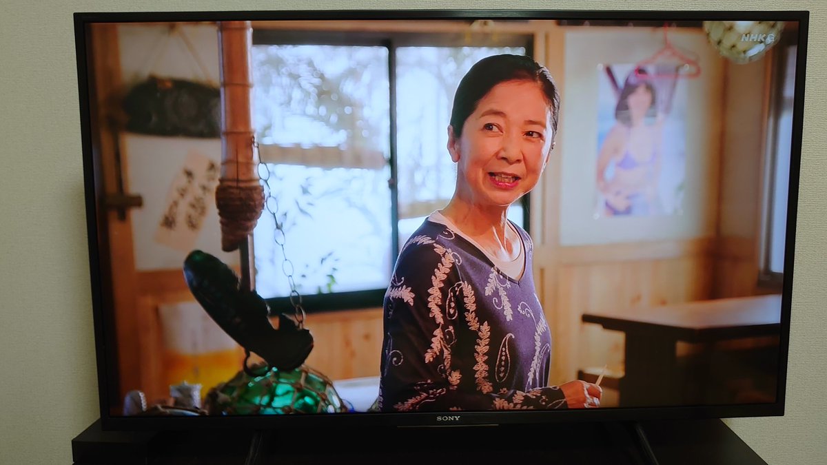 insh85's tweet photo. NHK夜ドラの「カナカナ」にオバチャン役で出演している宮崎美子。
ドラマの舞台の居酒屋の奥に、宮崎美子デビュー時のミノルタのCMのポスターが何気に貼られている！ https://t.co/GLdC8ifIhK