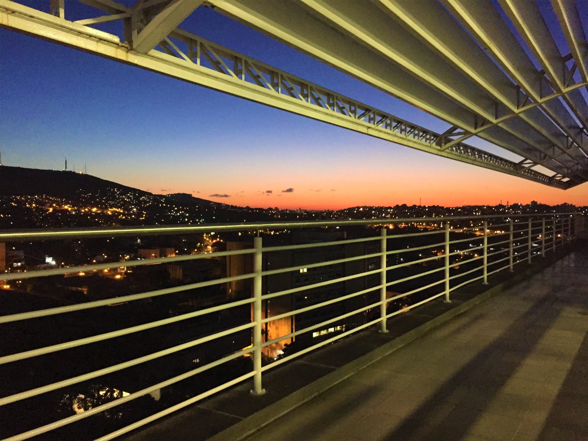 BibliotecaPUCRS's tweet image. #TBT de um anoitecer espetacular na Biblio! ❤️ #bibliotecapucrs #pucrslibrary #pucrs