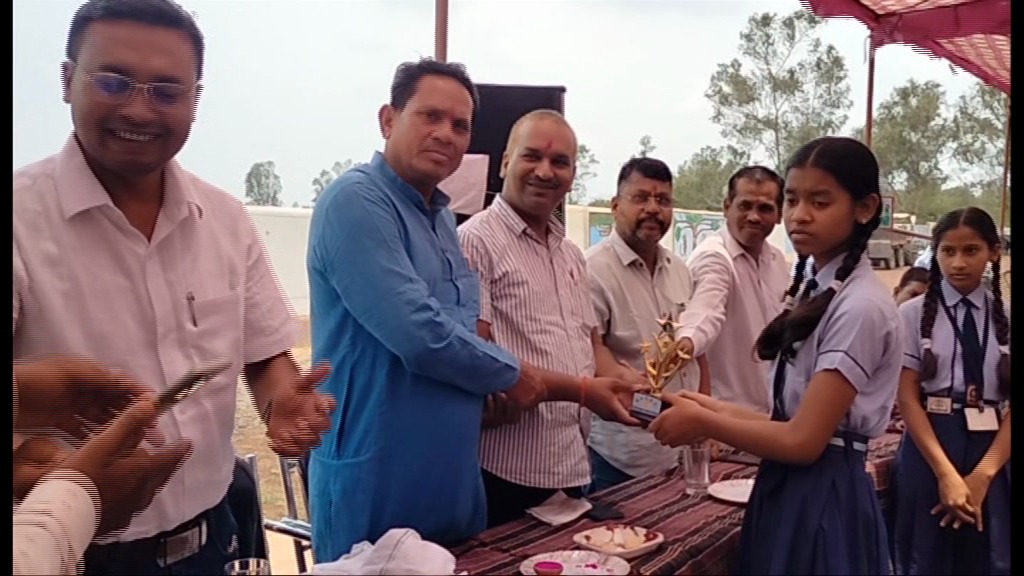 IND24MEDIA's tweet image. पाटन : स्वामी आत्मानंद अंग्रेजी माध्यम स्कूल में शाला प्रवेशोत्सव ind24.tv/patan-school-e… 
#Patan #Schoolentry #festival #SwamiAtmanand #EnglishMediumSchool #IND24