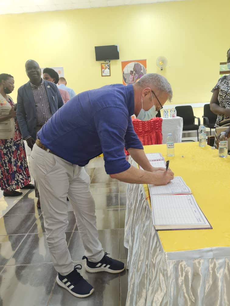 UNFPAUganda's tweet image. Danish Minister for Development Co-operation, Mr Flemming Moller Mortensen has visited Adjumani district and received by #RDC Peter Data Taban &amp;amp; other #LG officials. Mr Mortensen was accompanied by @DKAmbUganda, @UNFPAUganda Representative @otienoma and officials from @DKinUganda
