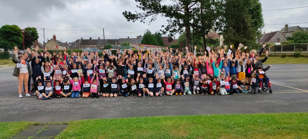 EcoleSources's tweet photo. Aujourd'hui, tous les élèves de l'école ont marché 2024 m dans lors de la journée olympique 2022. Soit 293 km!
#JeBougePourLaPaix .
Ils ont ensuite créé un arbre pour la paix dans la cour des maternelles. https://t.co/b1rk3CZ0FN