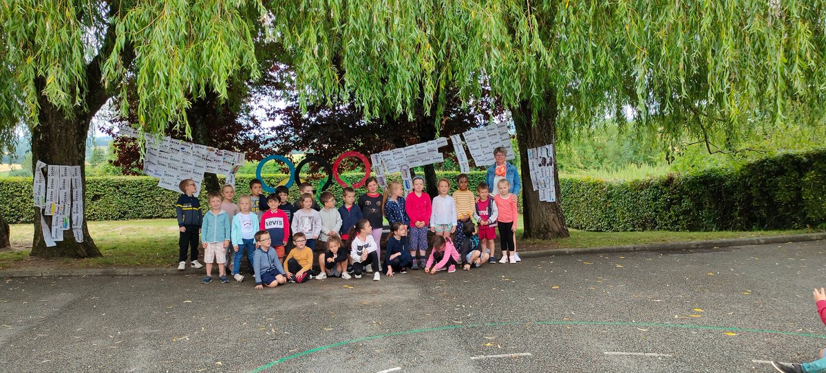 EcoleSources's tweet photo. Aujourd'hui, tous les élèves de l'école ont marché 2024 m dans lors de la journée olympique 2022. Soit 293 km!
#JeBougePourLaPaix .
Ils ont ensuite créé un arbre pour la paix dans la cour des maternelles. https://t.co/b1rk3CZ0FN