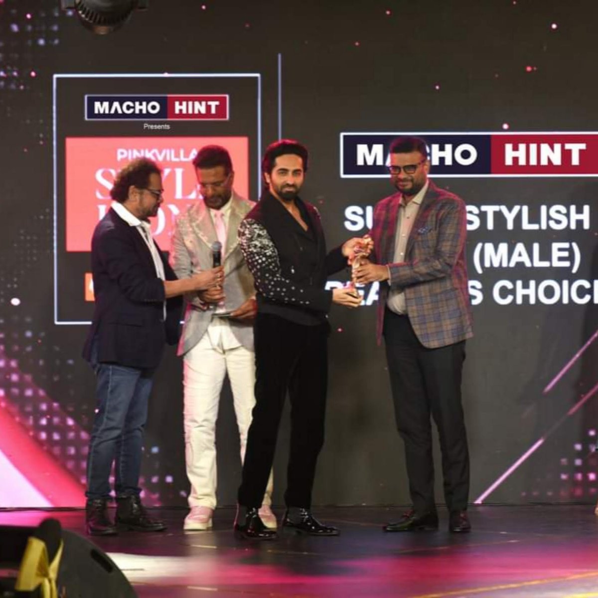 pinkvilla's tweet photo. Mr. Sandeep Seksaria, Managing Director of Macho Hint presenting the award to @arjunk26 & @ayushmannk at the #PinkvillaStyleIcons awards.
#MachoHint #stylebadeaaramse #pinkvilla #titlesponsor #OfficialPartners
@MachoGlobal https://t.co/ysphtN8fg3