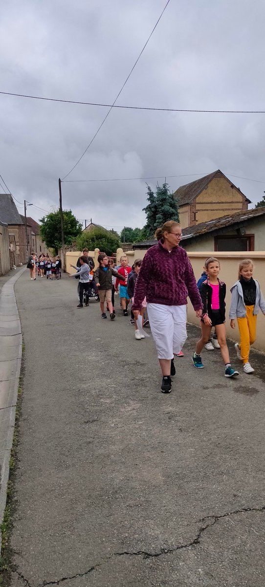 EcoleSources's tweet photo. Aujourd'hui, tous les élèves de l'école ont marché 2024 m dans lors de la journée olympique 2022. Soit 293 km!
#JeBougePourLaPaix .
Ils ont ensuite créé un arbre pour la paix dans la cour des maternelles. https://t.co/b1rk3CZ0FN