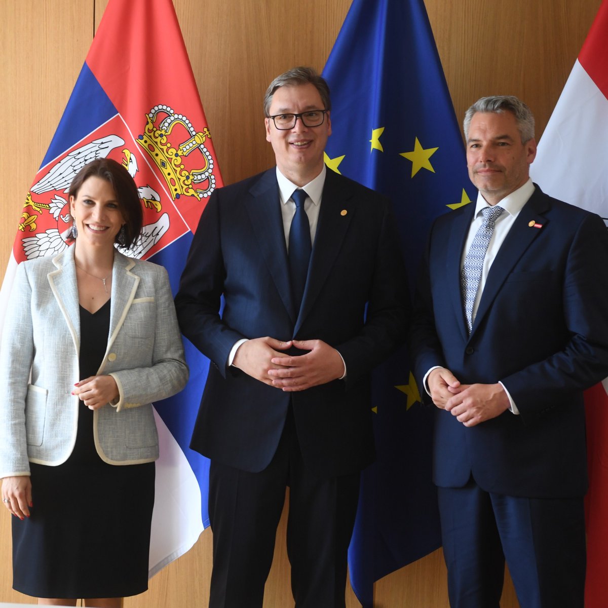 predsednikrs's tweet photo. Одличан разговор са канцеларом @karlnehammer. Након самита #EUWB разговарали смо о нашим билатералним односима, геополитичкој ситуацији и европском путу Србије, за који Аустрија пружа пуну подршку. Добио сам позив да посетим Аустрију, што сам и прихватио. https://t.co/5kbRaCM3ub