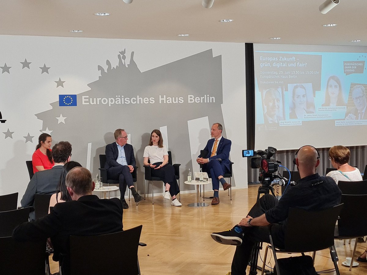 EUinDE's tweet photo. Europas Zukunft - grün, digital, fair? Lea Herzig ist für @DBJR_ Teil unseres Panels mit @JoostKorte und fragt, wie die EU gegen unbezahlte Praktika vorgehen will. Eine Forderung, die auch bei der #Zukunftskonferenz formuliert wurde. #ZukunftEU digital &amp; fair gestalten. #JugendEU https://t.co/FX4rpkrl5J