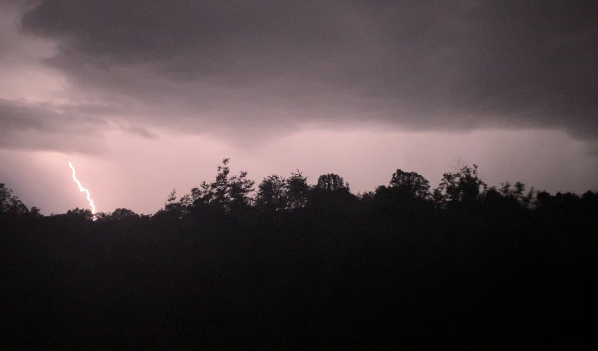 CoolBeanzYT's tweet photo. Lightning! https://t.co/PL15W2Pu8R