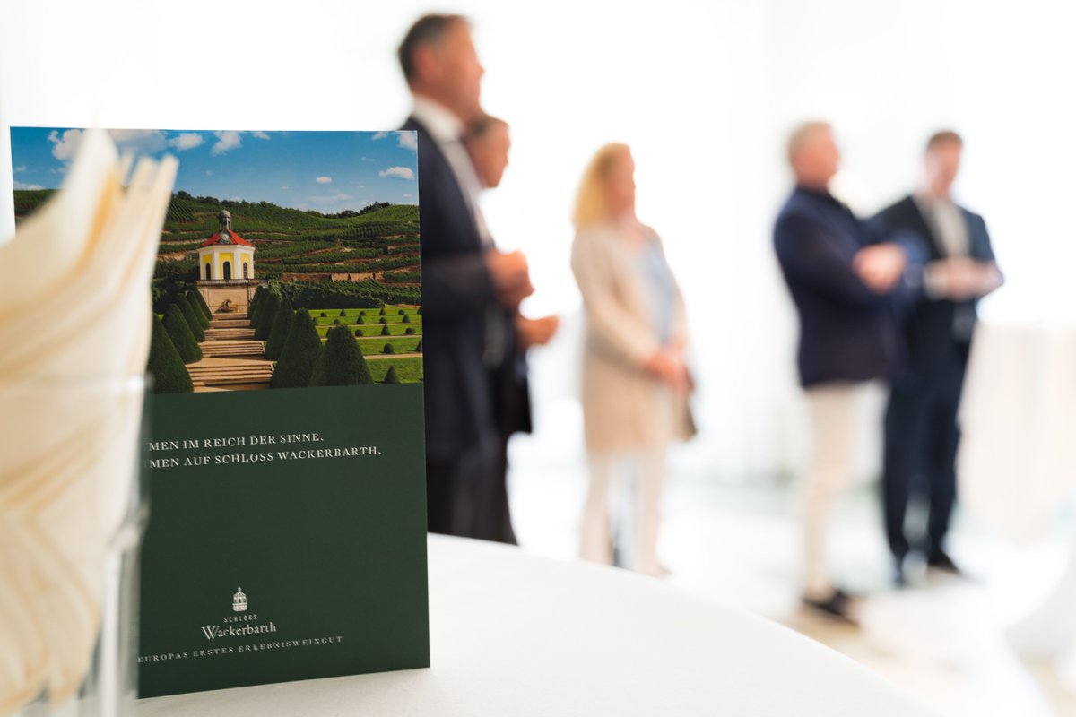 MPKretschmer's tweet photo. Das Sächsische Staatsweingut Schloss #Wackerbarth ist ein hervorragender Botschafter des Freistaats #Sachsen – ein Erfolg nicht nur der Winzer und Kellermeister, sondern auch der Geschäftsführerin Sonja Schilg. Alles Gute für den wohlverdienten Ruhestand! (SK) https://t.co/JdlVDCRf39