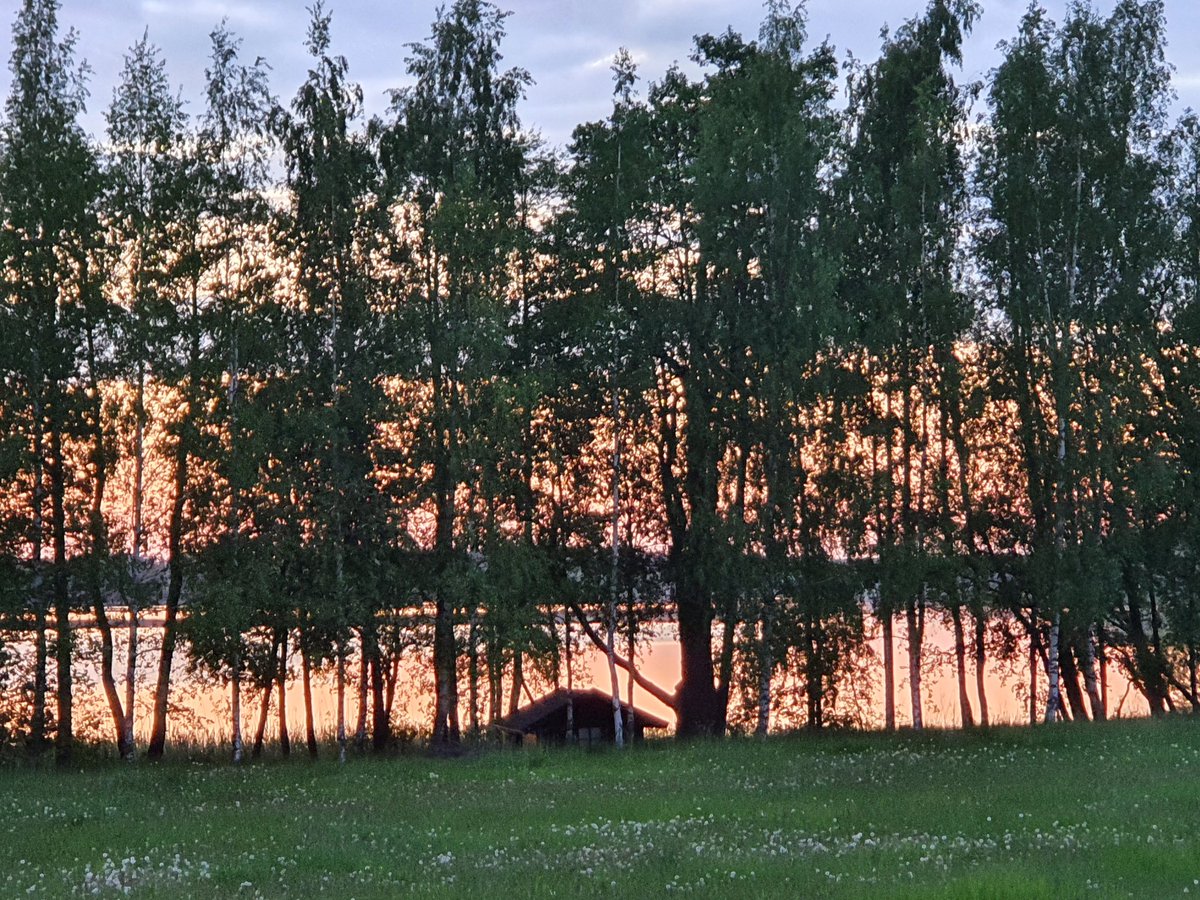 Keski-Uudenmaan sosiaali-ja kriisipäivystys toivottaa kaikille lämmintä ja ennen kaikkea turvallista juhannusta. Palvelemme myös juhannuksena 24/7 Keusoten asukkaita ja alueella oleskelevia kiireellisissä sosiaalihuollon ja kriisityön asioissa. Asiakaslinja 019 711 0721 #keusokri