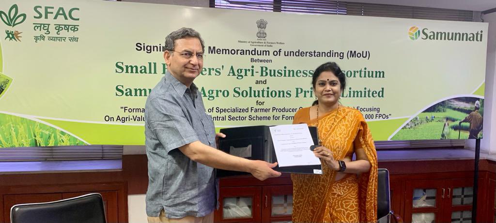 Dr. Vijaya Lakshmi Nadendla, MD-SFAC, and Shri Pravesh Sharma, Director, @SamunnatiFin signed an MoU for formation &amp; promotion of Agri-Value Chain #FPOs under the CSS-10,000 FPOs on 20.06.2022. <a href="/vijayaias/">nvijayalakshmi</a> <a href="/AgriGoI/">Agriculture INDIA</a> <a href="/nstomar/">Narendra Singh Tomar</a> <a href="/PMOIndia/">PMO India</a>