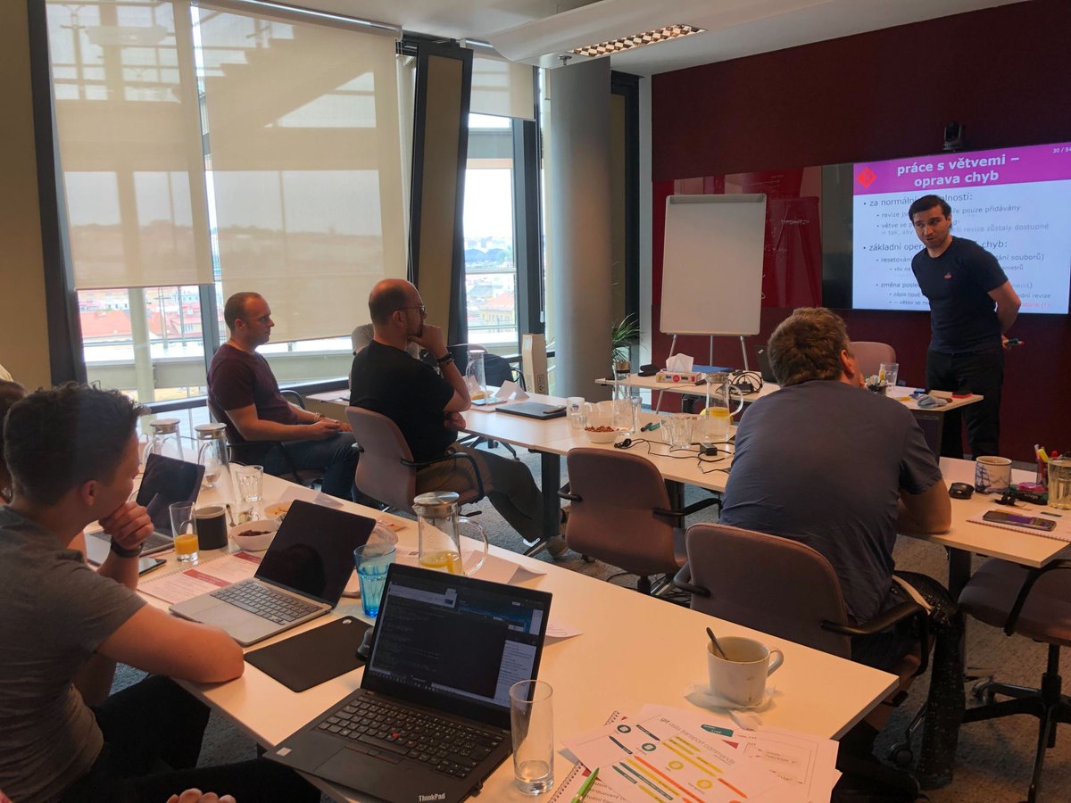 GIT NENÍ ZKRATKA ALE SLOVO. ☝️

I tohle jsme jsme se dozvěděli na školení Git. Jan Skalicky nás provedl úvodem do světa verzovacích systémů, motivací, proč je (správně) používat nebo jaký je vztah mezi informacemi zachycenými verzovacím systémem a stavem verzovaných souborů.