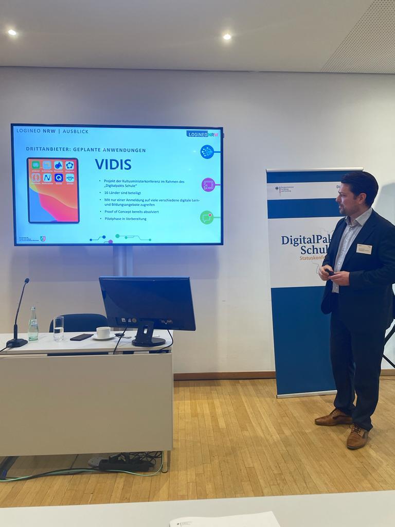 FWU_Schule's tweet photo. Im Vortrag über Lernplattformen und Schulportale aus der #Logineo-Produktfamilie berichtet @BattistiniNico auch über die geplante Verknüpfung mit #VIDIS.
#dps2022 #kmk @BMBF_Bund #statuskonferenz https://t.co/rINuCWUwJP