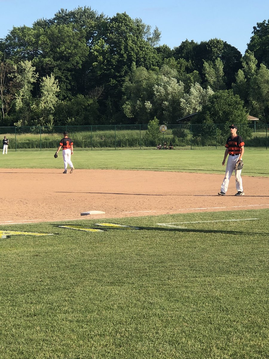 Congratulations out to the 4 Fenton seniors selected to the Bruin Club Classic: Peyton Jackson, Colin Lawrence, Connor Luck and Lance Barkholz.  Players had a great night.