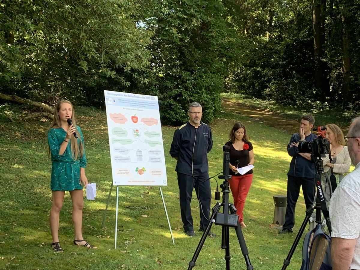 NoamLeandri's tweet photo. 🥕🍲 #MonRestoResponsable à l’@ademe pour des repas sains et respectueux de l’environnement. Notre restaurateur Ansamble prend 31 nouveaux engagements 2022-24 avec 50% de produits #locaux et #bio, 100% de viande durable. Désormais mercredi c’est #veggie ! https://t.co/6tD67rbPI5