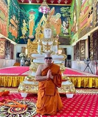 sirotek's tweet photo. 'เค ร้อยล้าน' บวชแล้ว  มุ่งเป็นพระอรหันต์ ขอถวายผ้าเหลืองจีวรและผ้าสังฆาฏิ ให้ในหลวงรัชกาลที่ ๑๐  และพระราชวงศ์จักรี เป็นมหากุศล ประกาศ "กูจะทำให้พวกมึงอับอายอีกรอบ ไอ้พวกชาติชั่วแก๊งหมิ่นสถาบันเหิมเกริมด่าเทวดาฯผู้เจนจัดในกลยุทธ์มหาพิชัยสงคราม ให้อายทั้งแก๊งทั่วประเทศอีกรอบ ๕๕๕! https://t.co/flGyxSDTy3