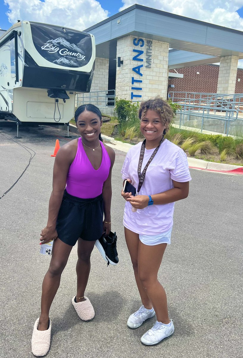 LisaRenee2522's tweet photo. Just a girl meeting her idol. https://t.co/dpi4ElaMkr