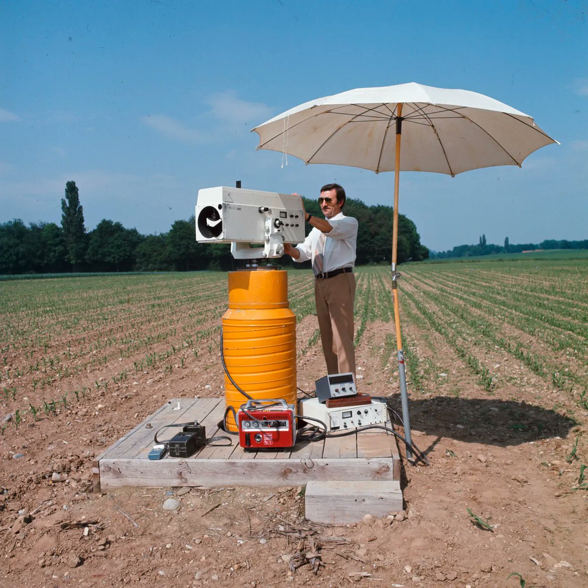 CERN's tweet photo. Summertime at CERN! 🌞
Today’s #ThrowbackThursday takes us back to May 1974 and shows a Geodolite on loan from the @Fermilab.
Geodolites are distance-measuring instruments that use a modulated laser beam. It was capable of incredible accuracy over long distances! #NorthArea https://t.co/PXUh2ijQDG