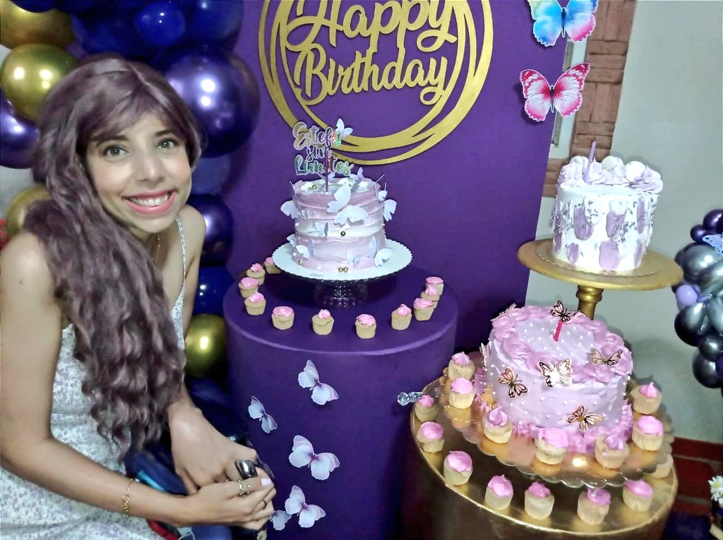 Reconocimiento especial a mi hermana Daniela, a mí hermana de la vida Aiskel y a mí querido Yenci por estos detalles tan hermosos. Fueron los encargados de estás tortas tan lindas, ayer apague 3 velitas, pidiendo con mucha fuerza el deseo más grande que tiene mi corazón 💜🦋