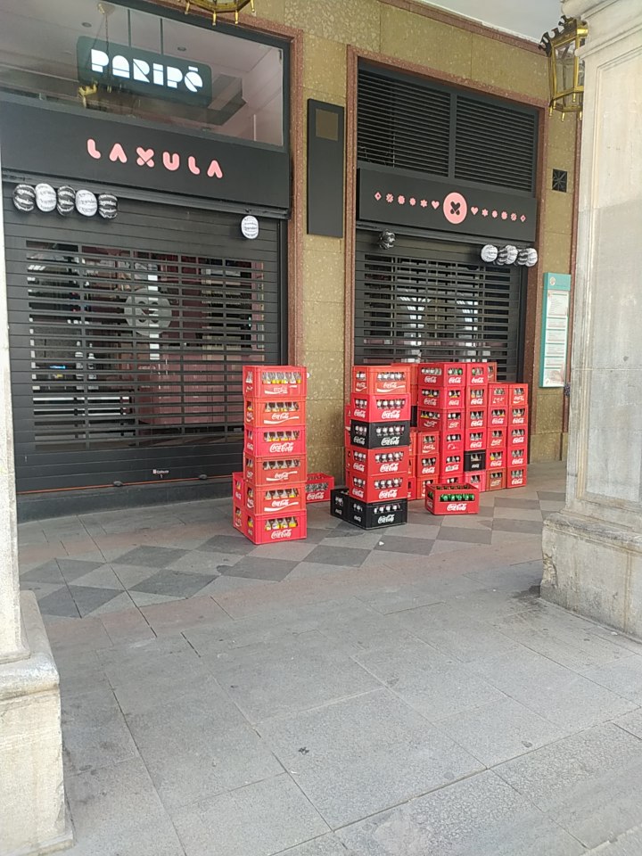 LaNocheenBlanc1's tweet photo. las 15,00 del día 23/06/2022.c/ Ganivet. Es que ahora ocupar la vía pública para cargar y descarga es libre de hora? Ahh se me olvidaba que ese pub pertenece a Grupo paripé y no cumple ninguna norma ni de ocupación ni de terrazas etc. @aytogr pq lo consiente?? @RaquelRuz1 https://t.co/3hinu4n5FZ