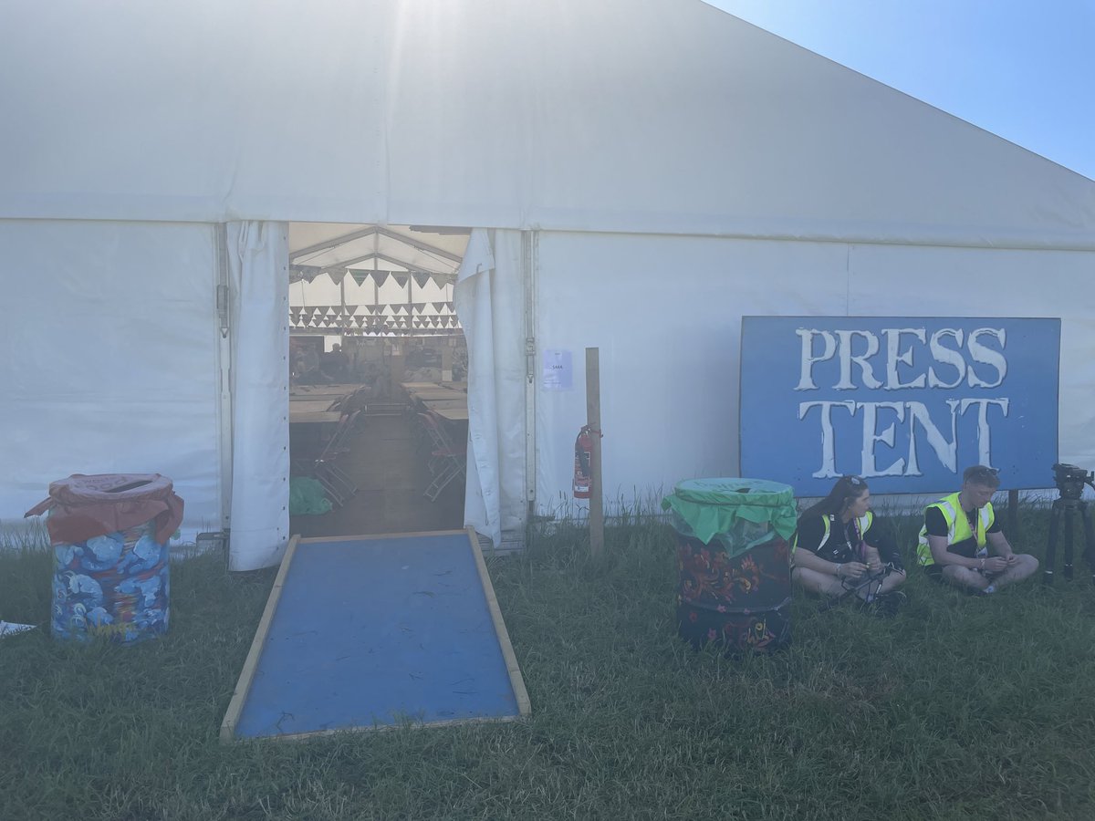 fgroualle's tweet photo. #Glastonbury2022 , « une ville dans les champs »
Quelques données du service presse de @glastonbury :
superficie : > 3,2km2 dont 1 km2 de camping 
200.000 personnes : 138.000 pass festivaliers / 67.000 staff / …
100 scènes et espaces 
900 commerces dont 101 bars + 1 secret https://t.co/yf4SeOShqn
