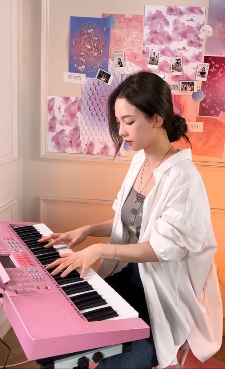 hourlykrn's tweet photo. karina the prettiest pianist https://t.co/oMW1HE9J7D