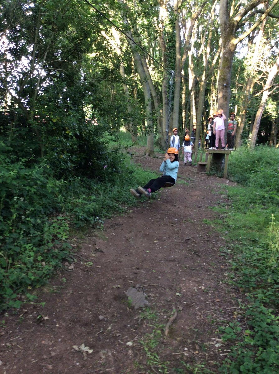 3jClass's tweet photo. An evening obstacle course while on residential was a great way of bonding as a team whilst having a great time! ✨ @somerville_pri https://t.co/3TPxNZXeRe