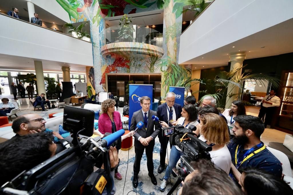 Pedimos que la Comisión Europea permita suspender temporalmente el impuesto de hidrocarburos para bajar la inflación y continuar con la ayuda del BCE para que no sigan aumentado los tipos de interés, a cambio de que el Gobierno haga sus deberes e invierta los fondos eficazmente.