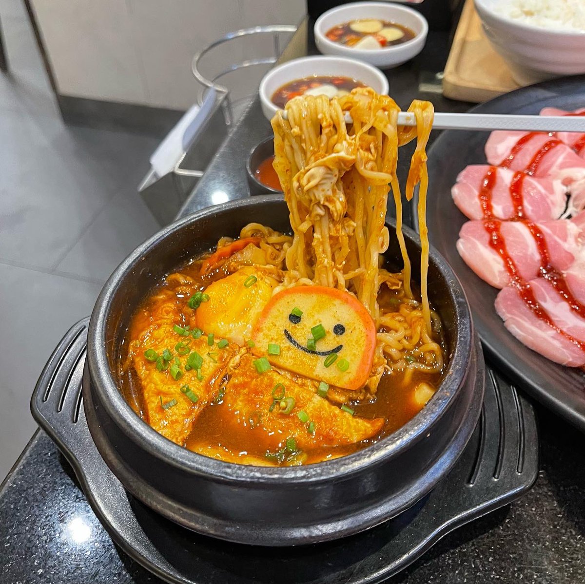 Eatleklek's tweet photo. GON x Redsun จัดโปรโมชั่นคู่ซี้ปิ้งดอง ราคาเริ่มต้น 599 บาท เมนูใหม่มีรามยอนซุปต๊อปปกกี่ ไข่ดองซีอิ๊วเกาหลี ซอสโกชูจัง ซอสเกาหลีเรดซัน กุ้งและแซลมอนดอง กินกับข้าวสวยโรยงา สาหร่ายและน้ำจิ้มซีฟู้ด เปลี่ยนการกินพี่ก้อนแบบใหม่ไปเลยจ้า https://t.co/RkWmcMX0kx