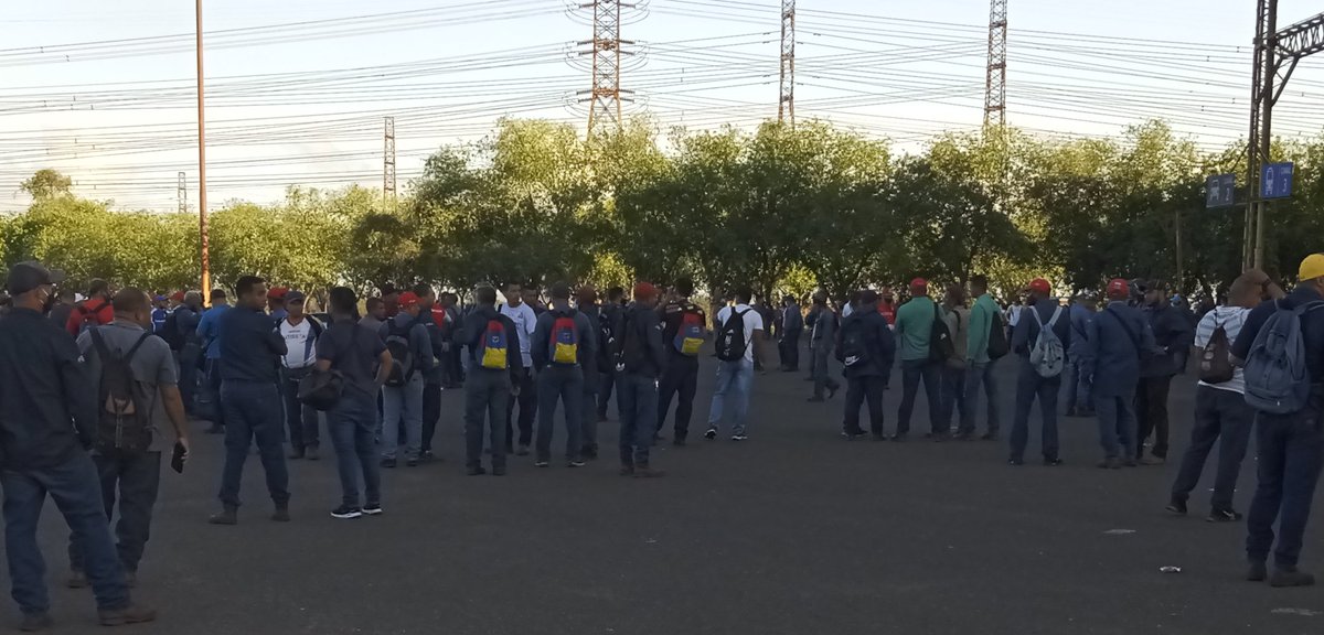 PregPopGuayana's tweet photo. Trabajadores de @Sidor_oficial  en Unidos como Movimiento Obrero Demuestran a Néstor Astudillo que la Mayoría de los Trabajadores mantienen un Descontento por los Incumplimientos Salariales y Contractuales. 
#EnLaUniónEstaLaFuerza https://t.co/qDxurtf8OD