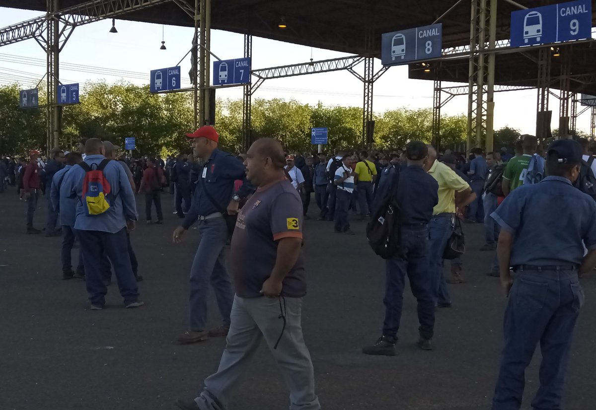 PregPopGuayana's tweet photo. Trabajadores de @Sidor_oficial  en Unidos como Movimiento Obrero Demuestran a Néstor Astudillo que la Mayoría de los Trabajadores mantienen un Descontento por los Incumplimientos Salariales y Contractuales. 
#EnLaUniónEstaLaFuerza https://t.co/qDxurtf8OD