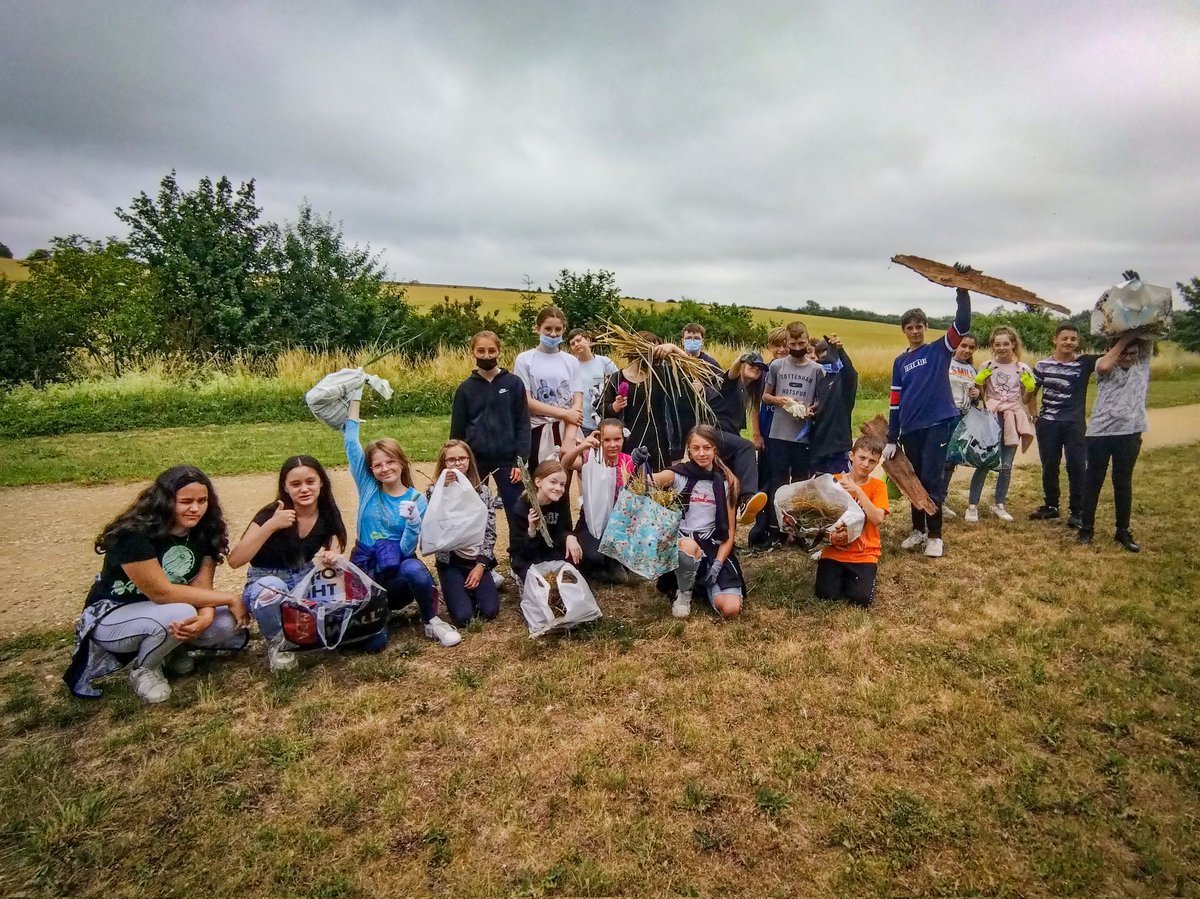 Cette semaine les groupes de Sciences 6èmes (<a href="/BoulignySvt/">SVT Bouligny</a>,<a href="/LoicBetting/">Loic betting</a>,<a href="/GirardetScience/">Laetitia Girardet</a>) ont commencé la réalisation des hôtels à insectes au <a href="/clgBouligny/">Collège de Bouligny</a>.
Balade avec les élèves pour obtenir les différents matériaux qui constituera les chambres pour les insectes.