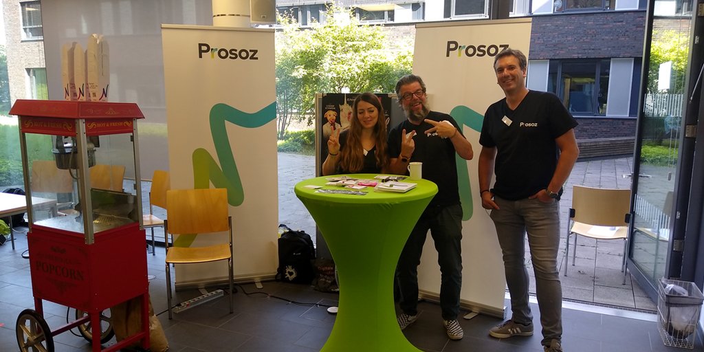 ProsozHerten's tweet photo. Unsere Kolleg*innen Mark, Oliver und Geri waren gestern für #Prosoz auf der #realityjobmesse der TU Dortmund. 
Bei einer Portion Popcorn aus unserer Popcornmaschine, konnten die Student*innen sich über den Einstieg beispielsweise als Werkstudent*in informieren. 
#recruiting https://t.co/dPzmWwqIDy