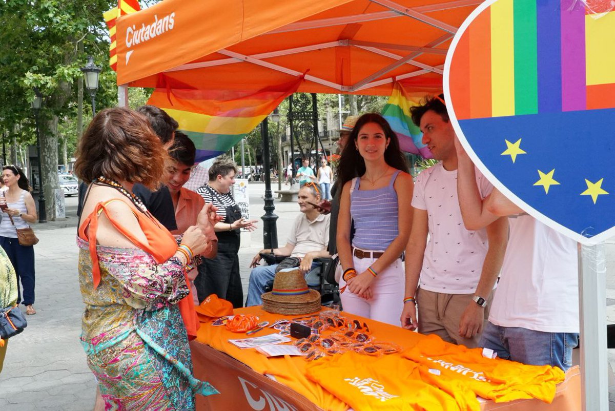 CiutadansCs's tweet photo. 🏳️‍🌈 Hoy hemos estado en Barcelona con @annagrauarias y los @JcsCatalunya reivindicando el amor, la libertad, la igualdad, el orgullo y la diversidad.

👉🏻 Nuestra diputada también ha atendido a los medios de comunicación.

📲 ¡Te lo contamos aquí! https://t.co/KkSi5o7UaH