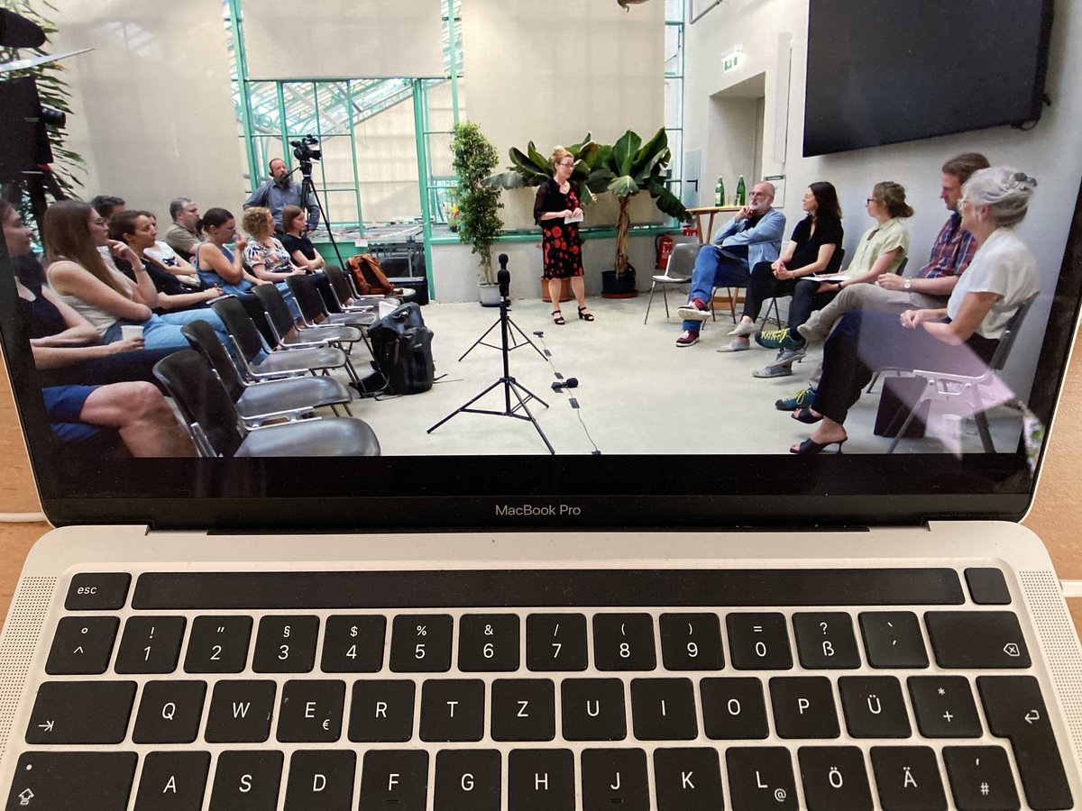 “Digitale Geisteswissenschaften als Werkzeug oder Wissenschaft?” Great panel discussion with many views on #DH. One thing I take away is that I really agree that DH is needed to mediate between the humanities and computer science.Thanks <a href="/DH_Graz/">DH Graz</a> for organising this hybrid event👏