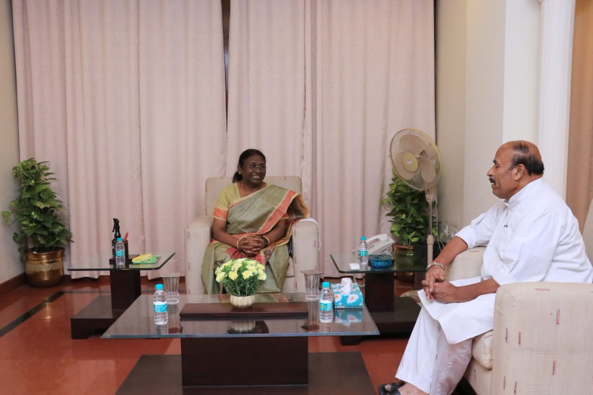 DMurmuFanPage's tweet photo. #DroupadiMurmu ji met with Union Minister for Social Justice and Empowerment @Drvirendrakum13 ji at Odisha Bhavan,today.

She will be filing her nomination for #PresidentialElections2022 tomorrow. https://t.co/ce01m2UIkq