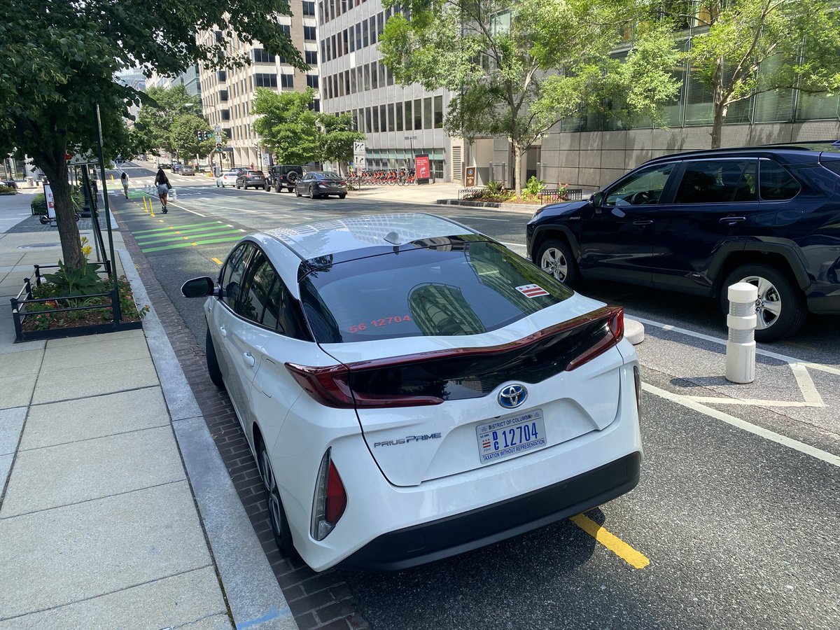 nicmartinezva's tweet photo. DC parking enforcement (?) parked in the 20th St bike lane. Love to see it. https://t.co/nIxRMbegrz