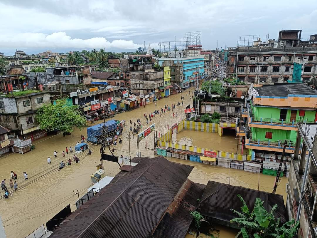 hirok_sharma's tweet photo. #Silchar is Underwater!
And national media isn't noticing!
Let's stand by the #Flood victims of Silchar.
#SilcharUnderWater #SilcharFlood
#BarakValleyUnderWater #AssamNeedsHelp https://t.co/SE9MjvcOyh