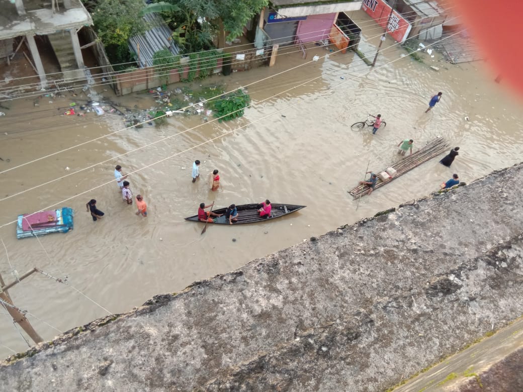 SomduttaDas3's tweet photo. Silchar is DROWNING. 
No electricity for more then 96 hours. No Drinking Water
#Silcharunderwater #Assamfloods #silcharfloods #assamneedshelp
#AssamFloods2022 #AssamUnderWater https://t.co/KOonYHT4Z1