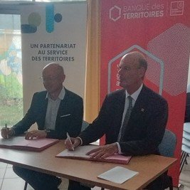 BdT_NAquitaine's tweet image. 🖊️@Eric_R_Lombard Signature d'un prêt #RelanceVerte avec la Spl #TriGironde
Centre de♻️moderne innovant modulable &amp;amp; respectueux de son environnement🌿
➡️Favoriser l’émergence de filières industrielles
➡️ 25 emplois supplémentaires👏
 @FedEpl @BanqueDesTerr
#TerritoirePlusDurable