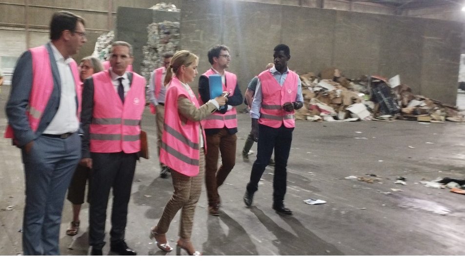 BdT_NAquitaine's tweet image. 🖊️@Eric_R_Lombard Signature d'un prêt #RelanceVerte avec la Spl #TriGironde
Centre de♻️moderne innovant modulable &amp;amp; respectueux de son environnement🌿
➡️Favoriser l’émergence de filières industrielles
➡️ 25 emplois supplémentaires👏
 @FedEpl @BanqueDesTerr
#TerritoirePlusDurable