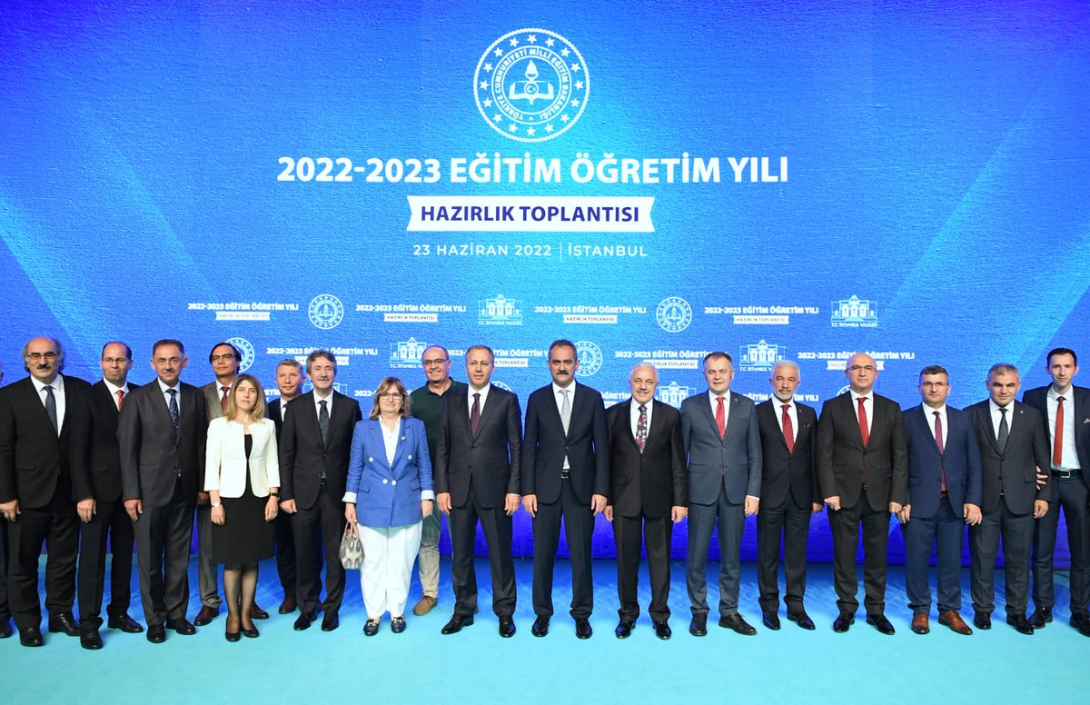 Bakan Özer, 2022-2023 Eğitim Öğretim Yılı Hazırlıklarını İstanbul'dan Başlattı

“Türkiye'nin dört bir köşesine yaptığımız yatırımlar; büyümenin merkezinde eğitimde fırsat eşitliği, imkân eşitliği olduğunun göstergesidir.”

👉meb.ai/KnMnQc